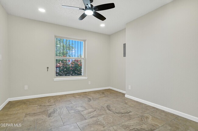 Building Photo - 4324 La Luz Ave