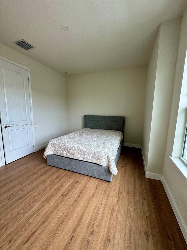 Foto del edificio - 4729 Greenway Dr