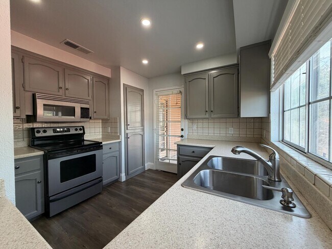 Foto del edificio - 8153 N Cedar Ave