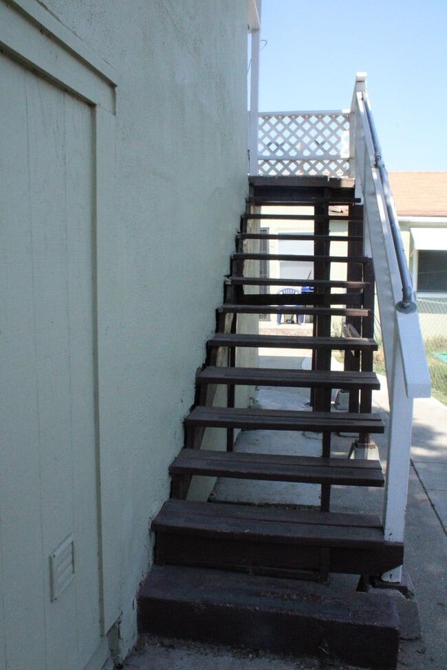 Building Photo - Upstairs 1 Bedroom, 1 Bathroom Unit in Ant...