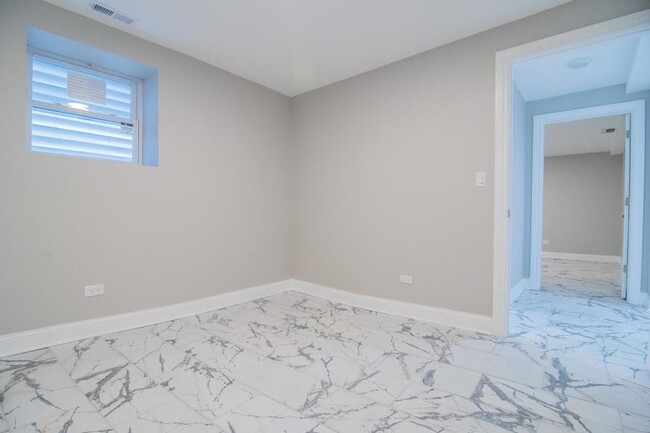Foto del edificio - 2 bedroom in Chicago IL 60651