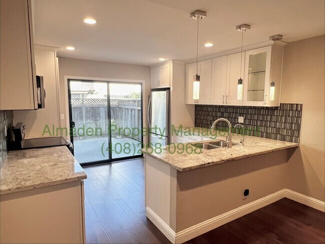 Foto del edificio - Remodeled Almaden Townhome next to Foothills!! Great Schools & Central A/C!!