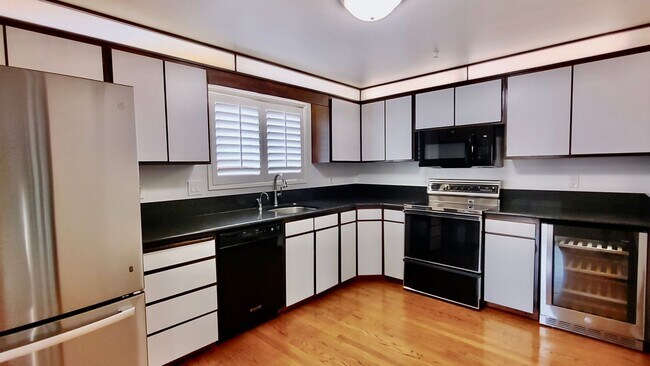 Foto del edificio - Amazing 3 bedroom Home In Lake Oswego is a...