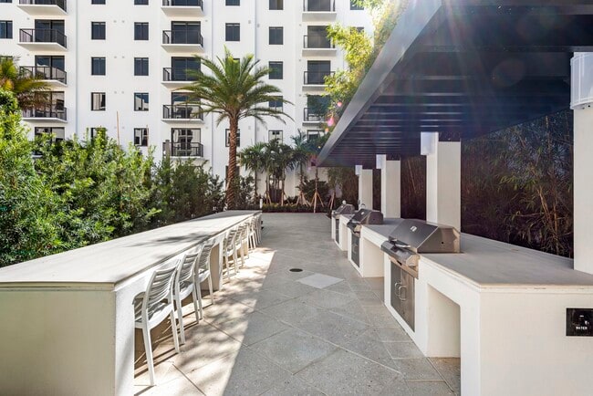 Courtyard grills and outdoor kitchen - SoLe Mia Rentals