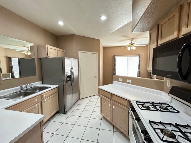 Building Photo - Downstairs 1-Bed 1-Bath Condo in Guard Gated Community!