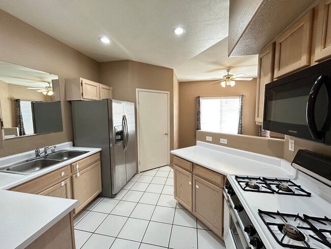 Foto del edificio - Downstairs 1-Bed 1-Bath Condo in Guard Gated Community!