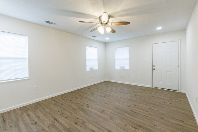 Foto del edificio - Newly Remodeled Duplex with Modern Touches...