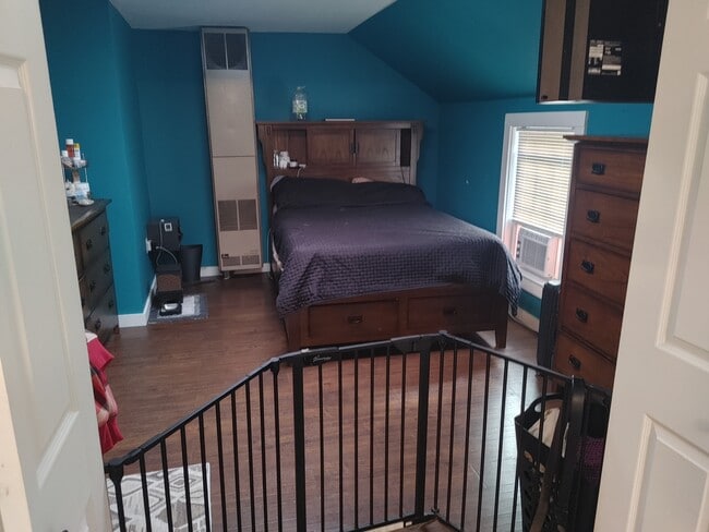 bedroom - 23 River St