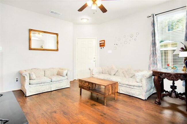 Foto del edificio - 14416 Lewis Carroll Ln