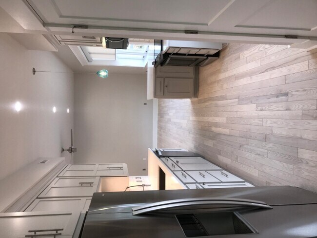 Building Photo - 204 N 4th St