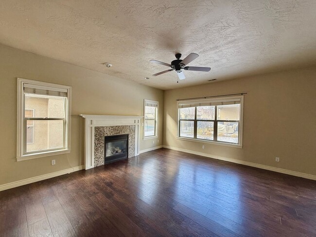 Building Photo - Three Bedroom Town Home  near Union Park Available February 1st