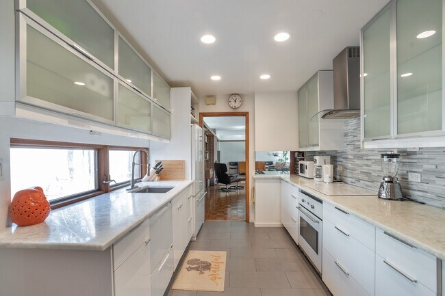 Foto del edificio - 185 Lakeside Pl