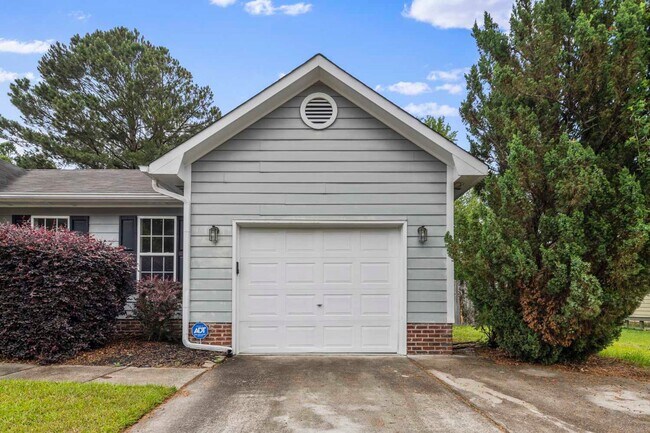 Building Photo - 3 Bedroom/ 2 Bath Ranch Close to Fort Bragg