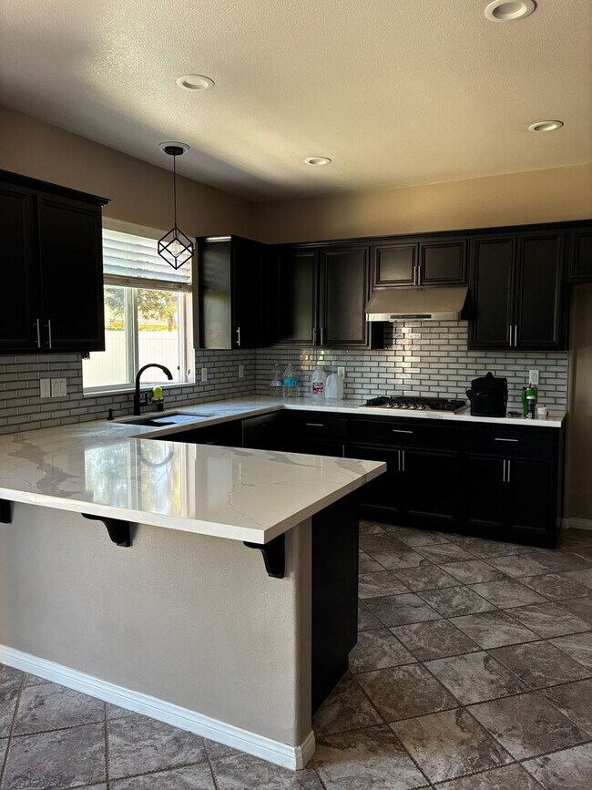 Foto del edificio - Smart 3-Bedroom Home with Solar & 3-Car Ga...