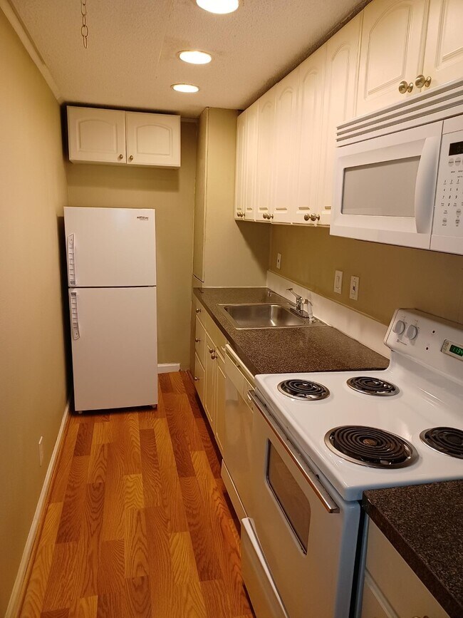 Kitchen - 4392 E Michigan St