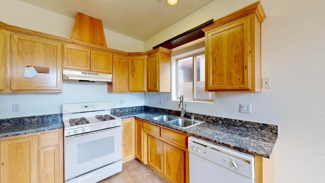Building Photo - Charming 3-bedroom, 2.5-bathroom home