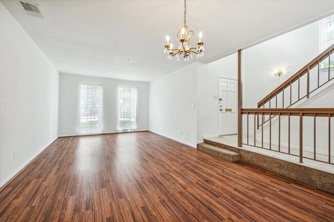 Foto del edificio - 5815 Lynbrook Dr