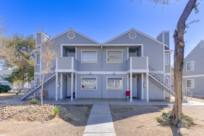 Building Photo - Beautifully Remodeled Upstairs Unit with Modern Upgrades!