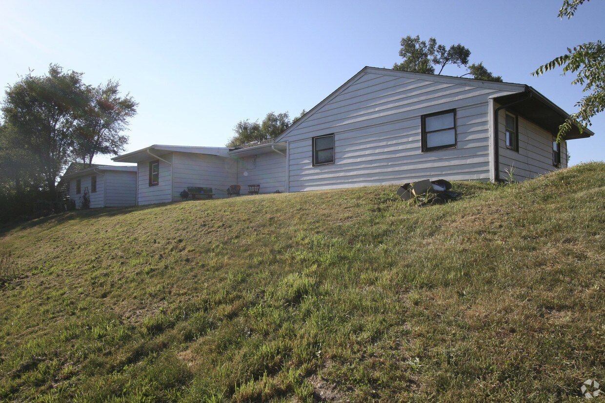 Building Photo - 1322 E US 34