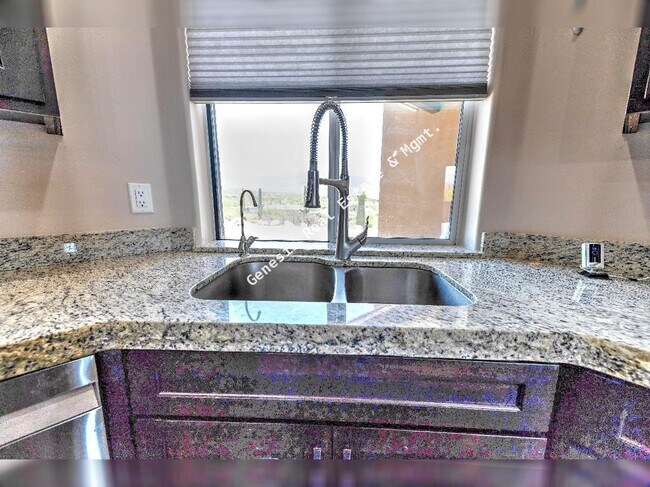 Foto del edificio - "Spacious Tucson Retreat with Granite Eleg...