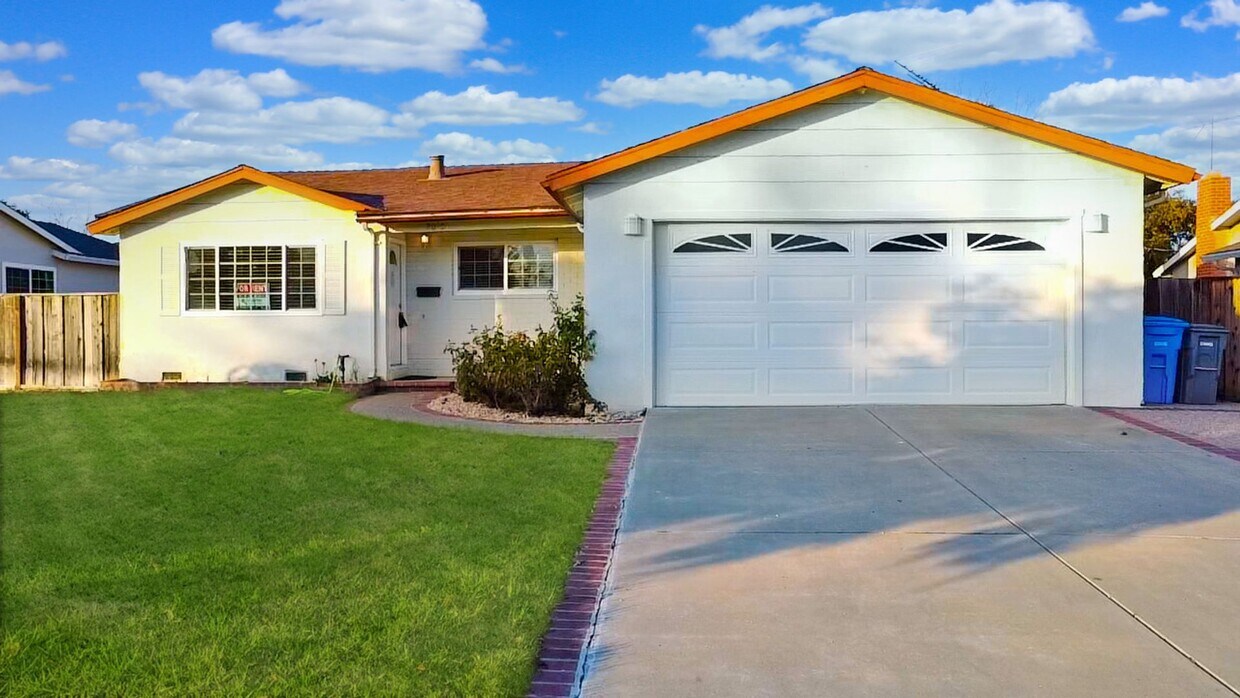 Foto principal - Charming 3-Bedroom Single-Family Home in Prime Cupertino Location