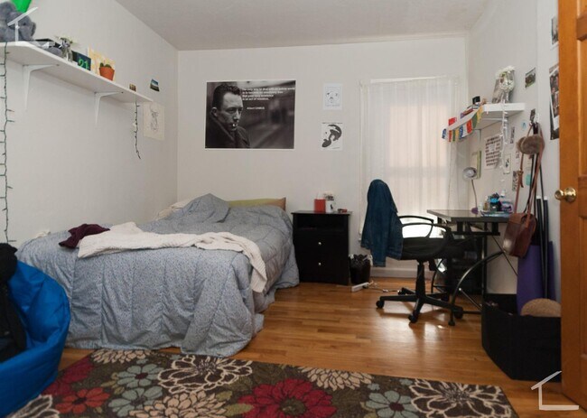Building Photo - AWESOME ALLSTON 5 BED