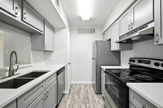 Building Photo - 2800 Jeanetta St