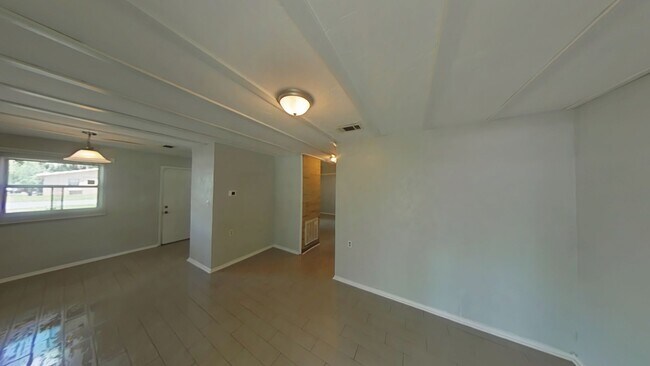 Building Photo - Lovely 2/1 - Convenient Location