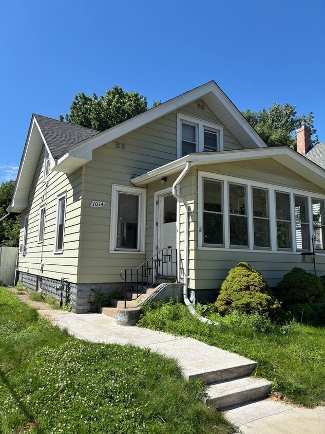 Primary Photo - Spacious 3 Bedroom 2 Bath Unit in Northeas...