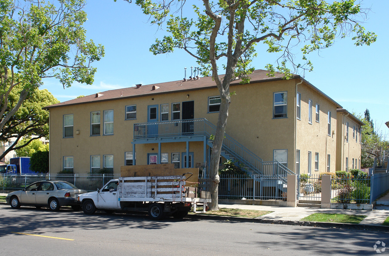Building Photo - 202 E Walnut St