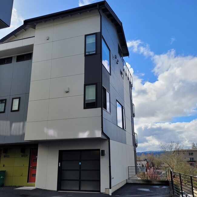 Building Photo - Modern Nearly New 3+ Bedroom Luxury Townho...