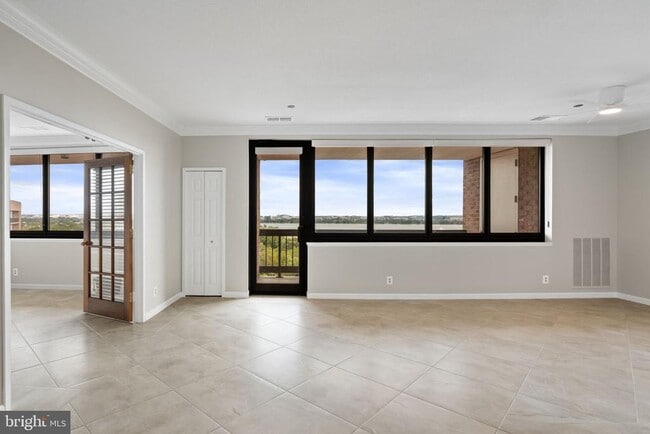 Building Photo - 1805 Crystal Dr