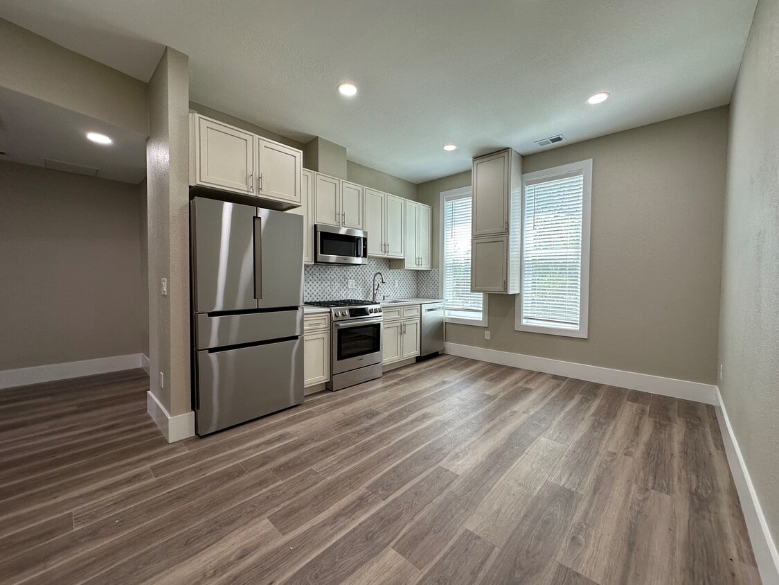 Modern kitchen with wifi appliances and gas range - 206 W 5th Ave