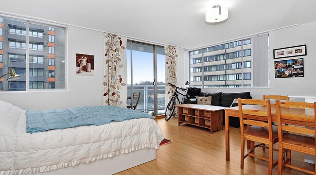 Building Photo - Hollyburn Court