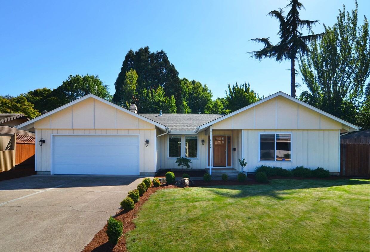 Primary Photo - Modern Updated 3-Bedroom, 2-Bath Home Near...