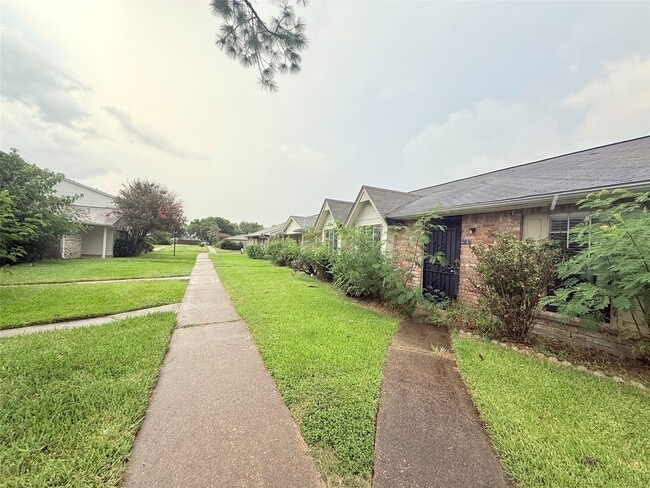 Foto del edificio - 6387 S Briar Bayou Dr