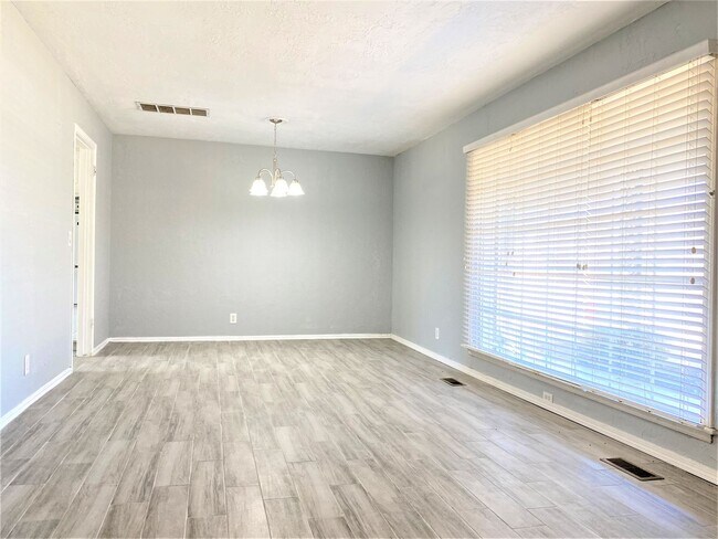 Building Photo - !!! Move-in special - 1 Full month off the...