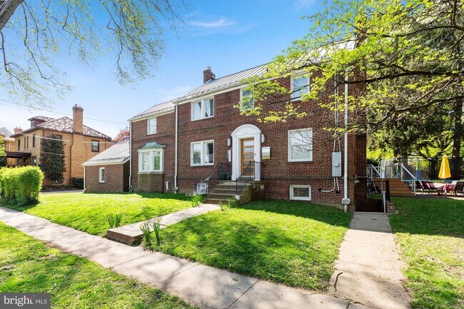 Building Photo - 3640 Everett St NW