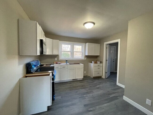 Building Photo - HUGE SHOP!  Updated 3 bedroom home in great location close to Mercy