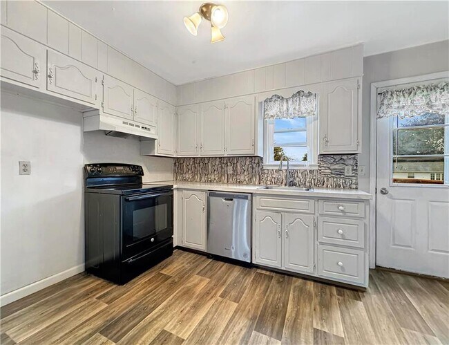 Foto del edificio - 74 Jonathan Dr