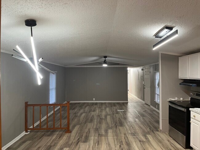 Building Photo - 525 Burmaster Dr