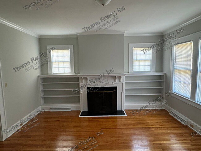 Building Photo - 823 Western Ave