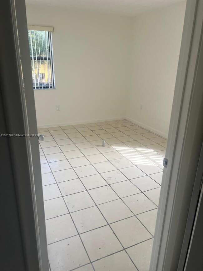 Foto del edificio - 560 NW 114th Ave