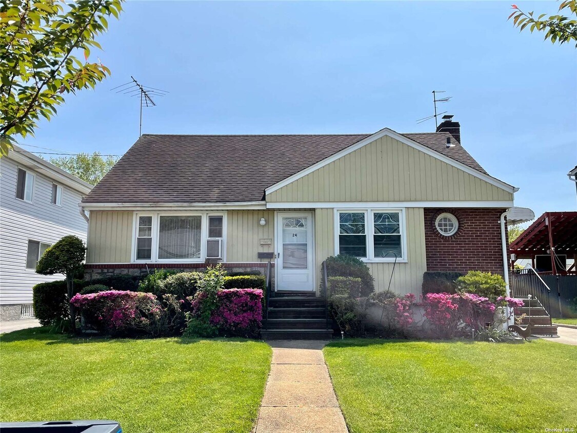 24 Leach St Unit 1, Lynbrook, NY 11563 Room for Rent in Lynbrook, NY