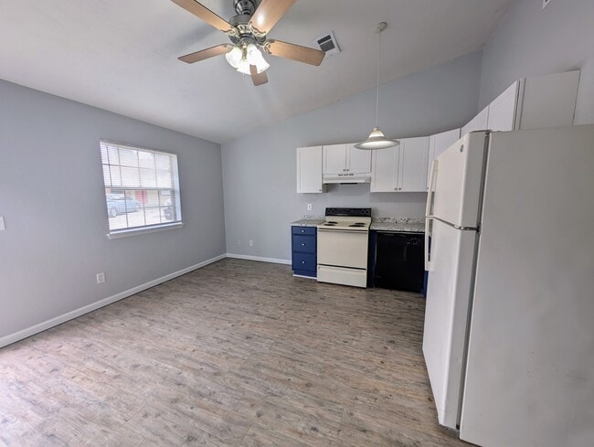 Building Photo - 1235 Continental Ct