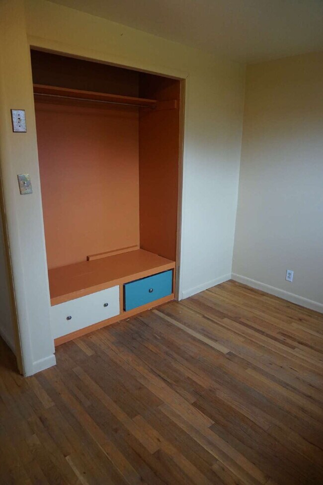 Foto del edificio - Two Bedroom Duplex in Golden!!