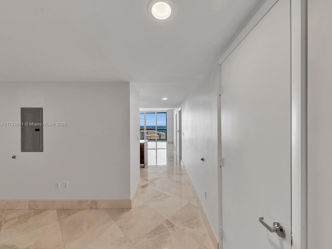 Building Photo - 475 Brickell Ave