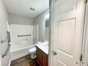 Building Photo - 521 Woodlake Dr