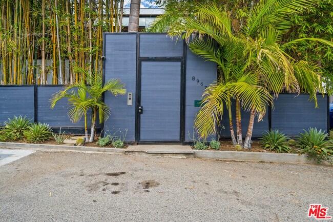 Foto del edificio - 8967 Shoreham Dr