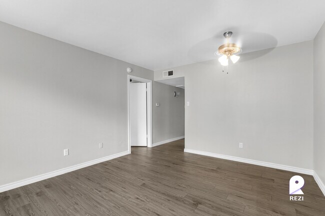 Building Photo - 4400 Memorial Dr